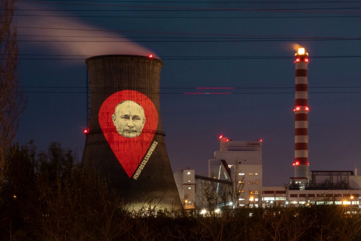 Chipul lui Vladimir Putin a fost proiectat pe turnul rafinăriei Lukoil din Ploiești – FOTO
