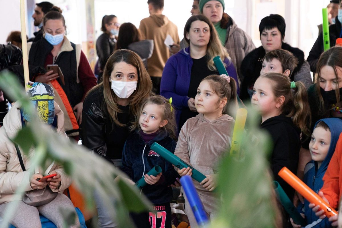 Bani pentru românii care găzduiesc refugiaţi ucraineni. Guvernul Ciucă alocă 45 de milioane de lei