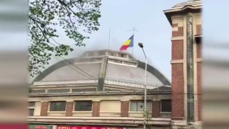 Incendiu puternic la Halele Centrale din Ploiești, clădiri simbol ale orașului – VIDEO