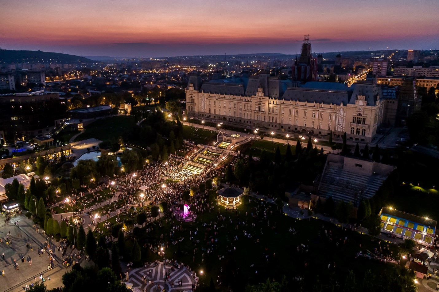  Palatul culturii din Iasi fotografiat de sus si multa lume