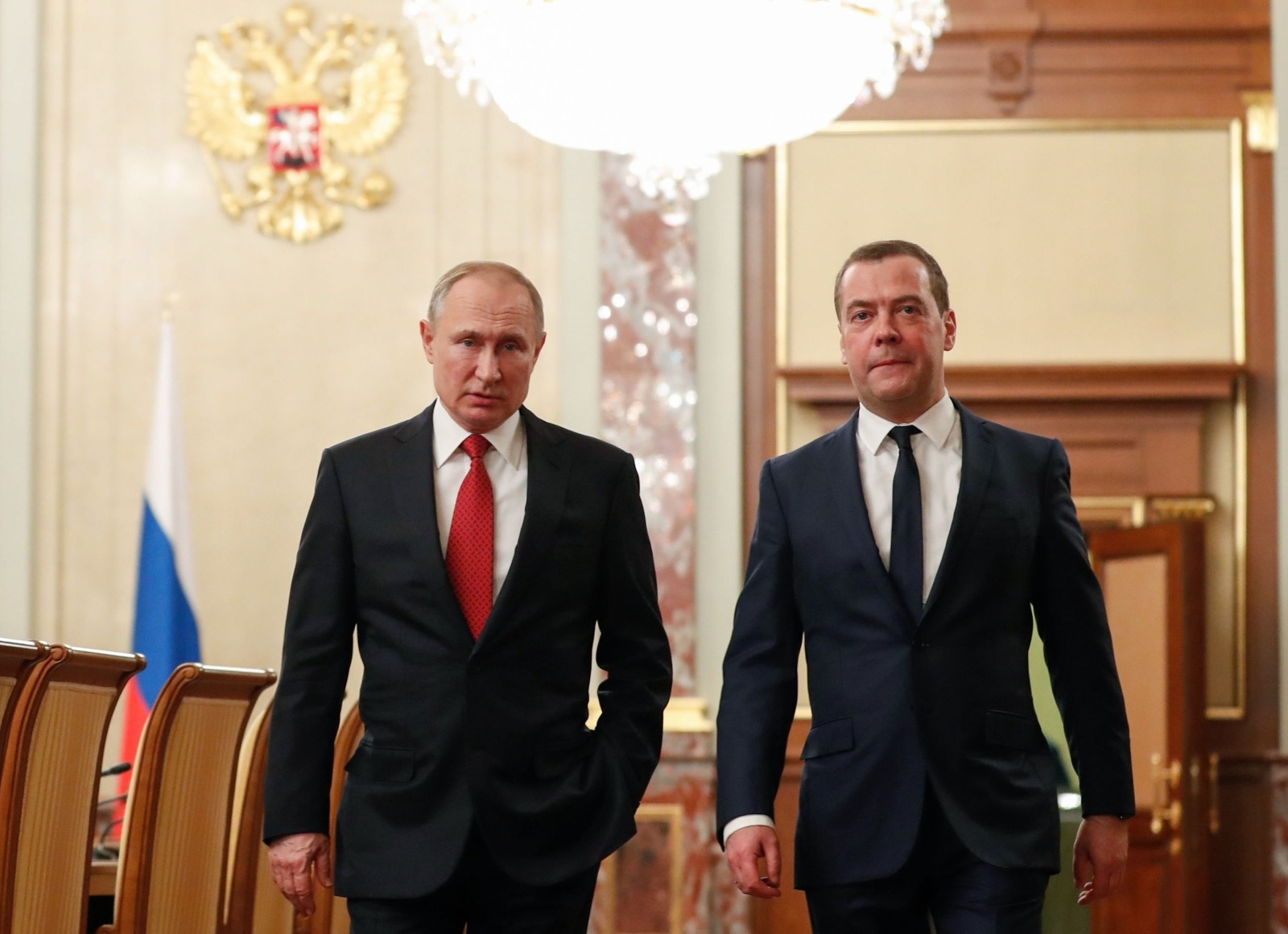 Rusia se pregătește de acțiuni agresive, presedintele rus Vladimir Putin si fostul presedinte rus Dmitri Medvedev 