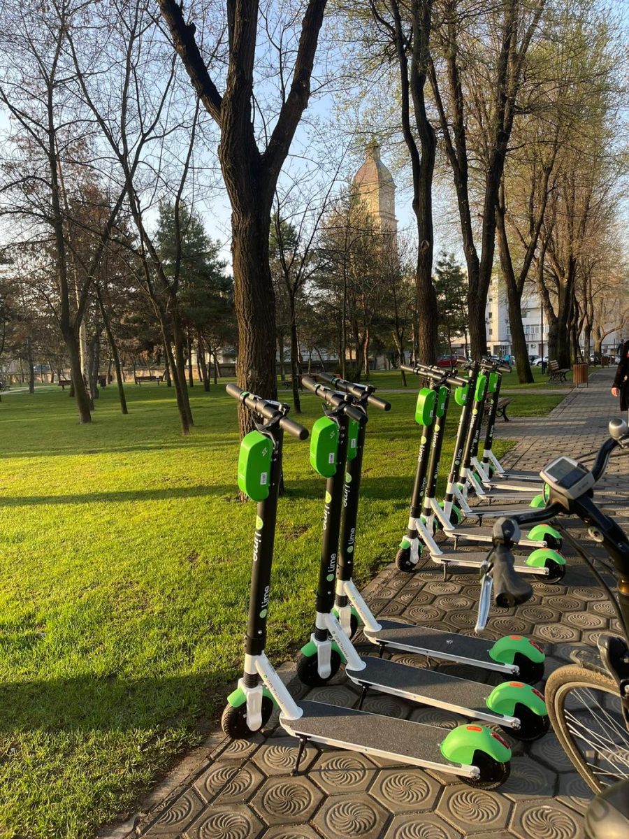 Nou trend la Iași: trotinetele electrice Lime au acaparat străzile orașului
