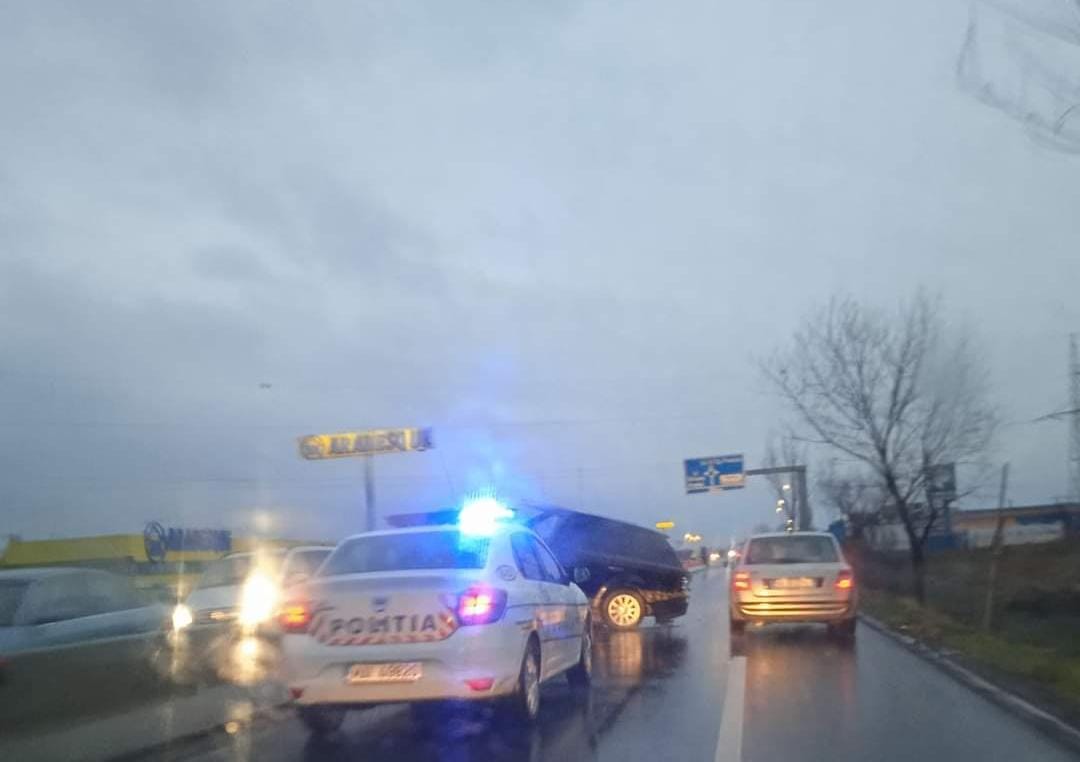 Accident rutier la ieșirea din Iași! Un șofer a intrat cu mașina în despărţitorul de beton – FOTO