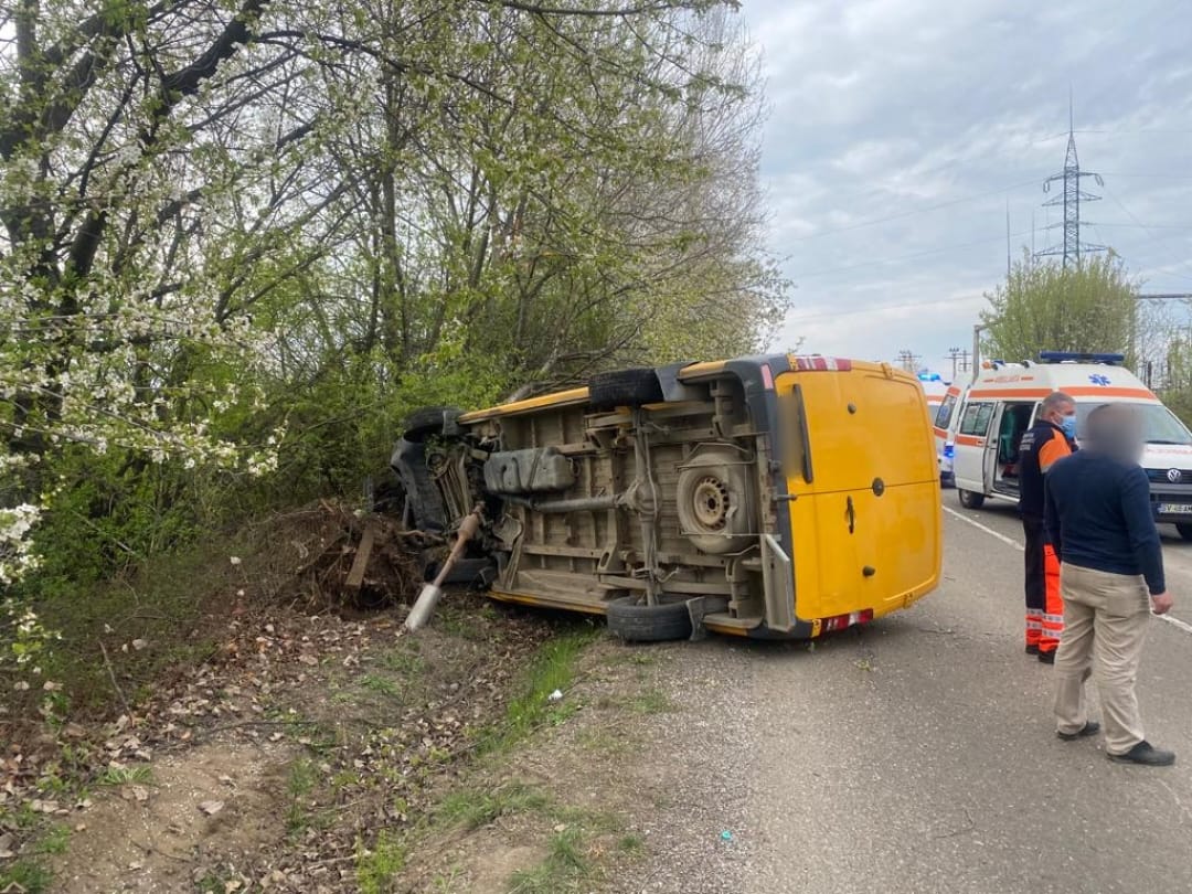 Accident rutier grav în judeţul Suceava! Cinci copii au fost transportate la spital – FOTO