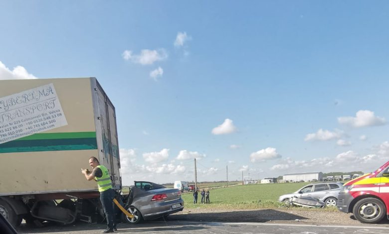 Accident grav în Buzău. Un bărbat de 36 de ani a murit după ce mașina în care se afla s-a izbit de un TIR