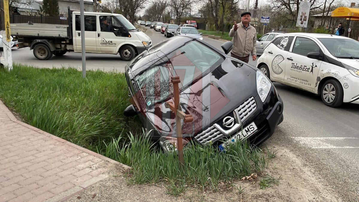Un bărbat a intrat cu mașina într-un şanţ, fix lângă o cruce, într-o localitate din județul Iași – EXCLUSIV/FOTO