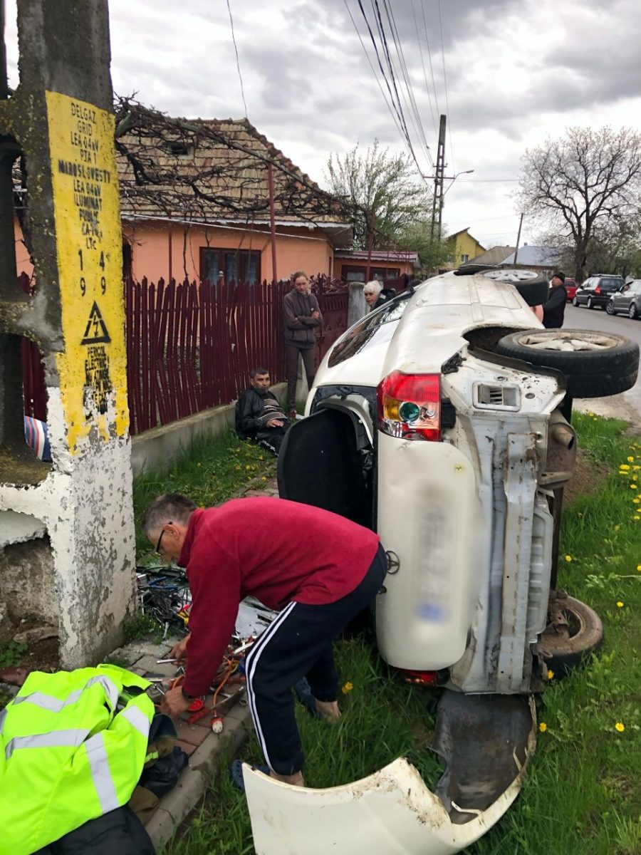 Accident rutier grav în comuna Mirosloveşti. Două persoane au fost rănite, după ce un şofer a rupt două capete de pod