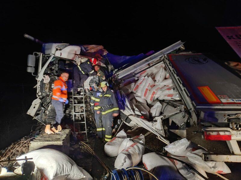 Accident rutier mortal în Valea Oltului. Două TIR-uri s-au izbit frontal – FOTO, VIDEO