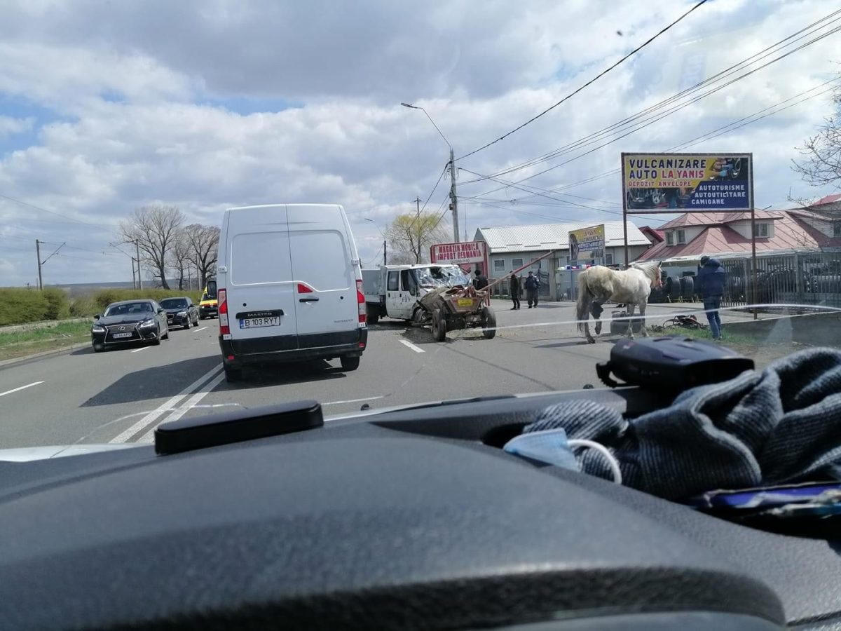 Accident rutier la ieșirea din Pașcani. O căruță a intrat în coliziune cu un vehicul – EXCLUSIV