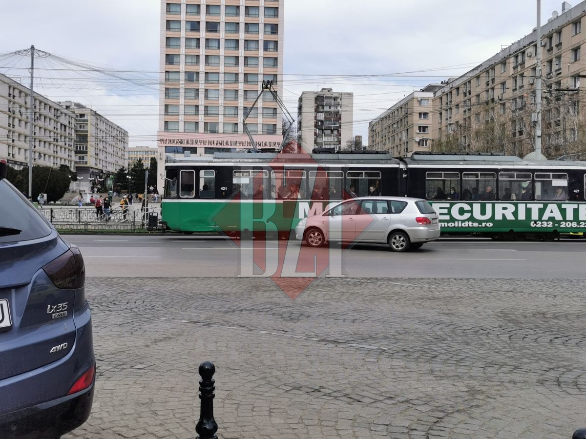 Accident rutier în Piaţa Unirii. Un autoturism s-a tamponat cu un tramvai – EXCLUSIV, FOTO