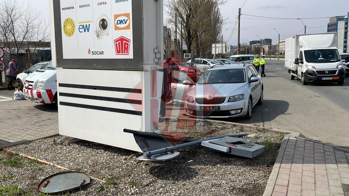 Accident rutier la bezinăria Socar din Tudor Vladimirescu. Două autoturisme s-au izbit – EXCLUSIV, FOTO, VIDEO