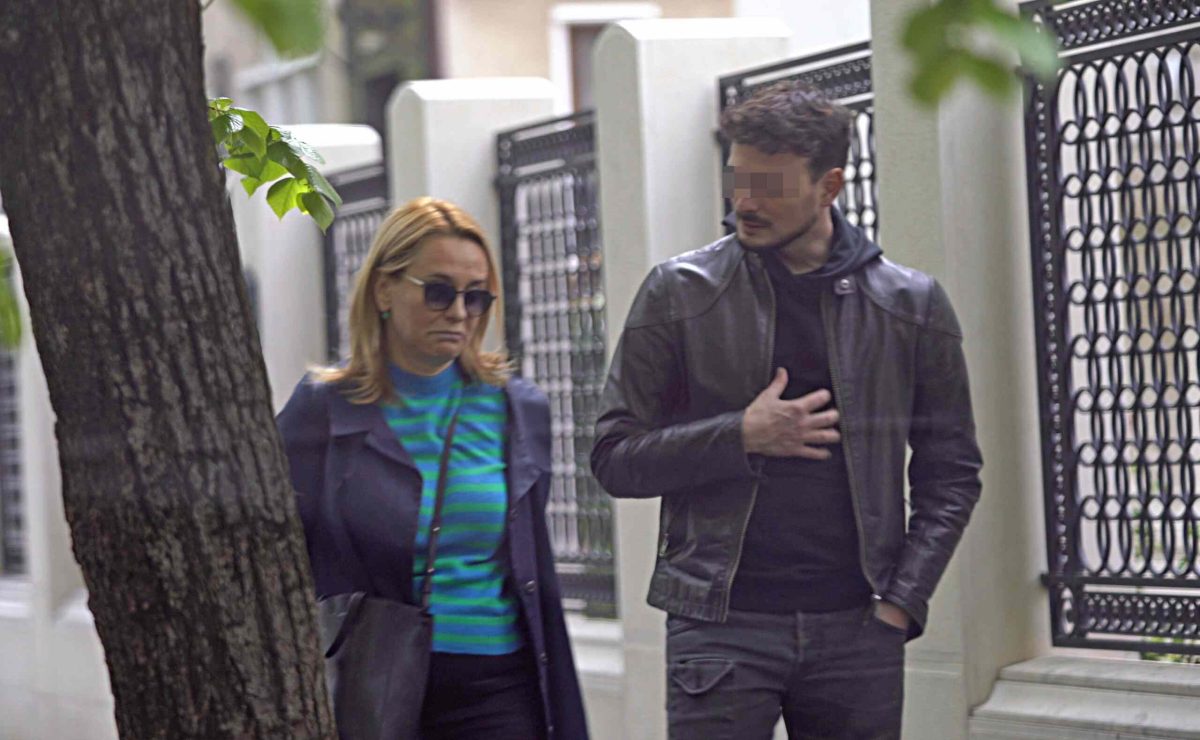 Andreea Esca, surprinsă în compania unui tânăr misterios pe străzile din Capitală