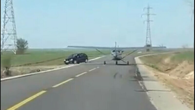 Un avion a decolat de pe o șosea din Prahova – VIDEO