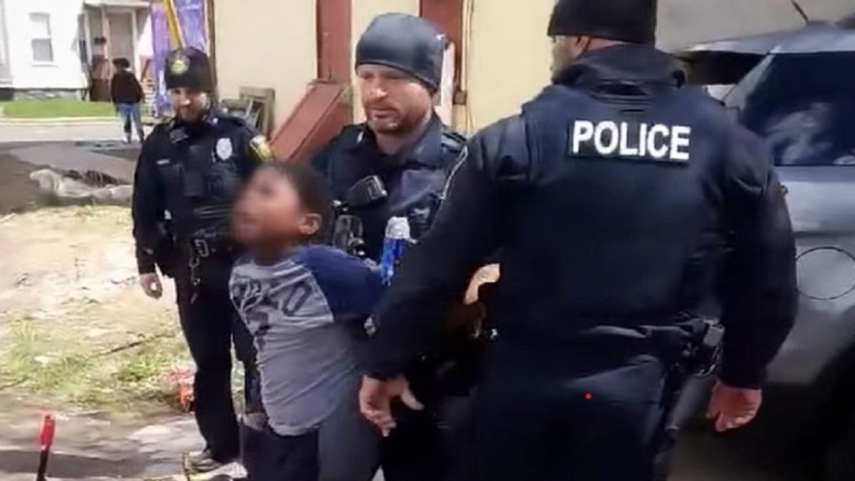 Imagini video devenite virale în SUA. Un polițist american arestează un băiat de 8 ani, de culoare