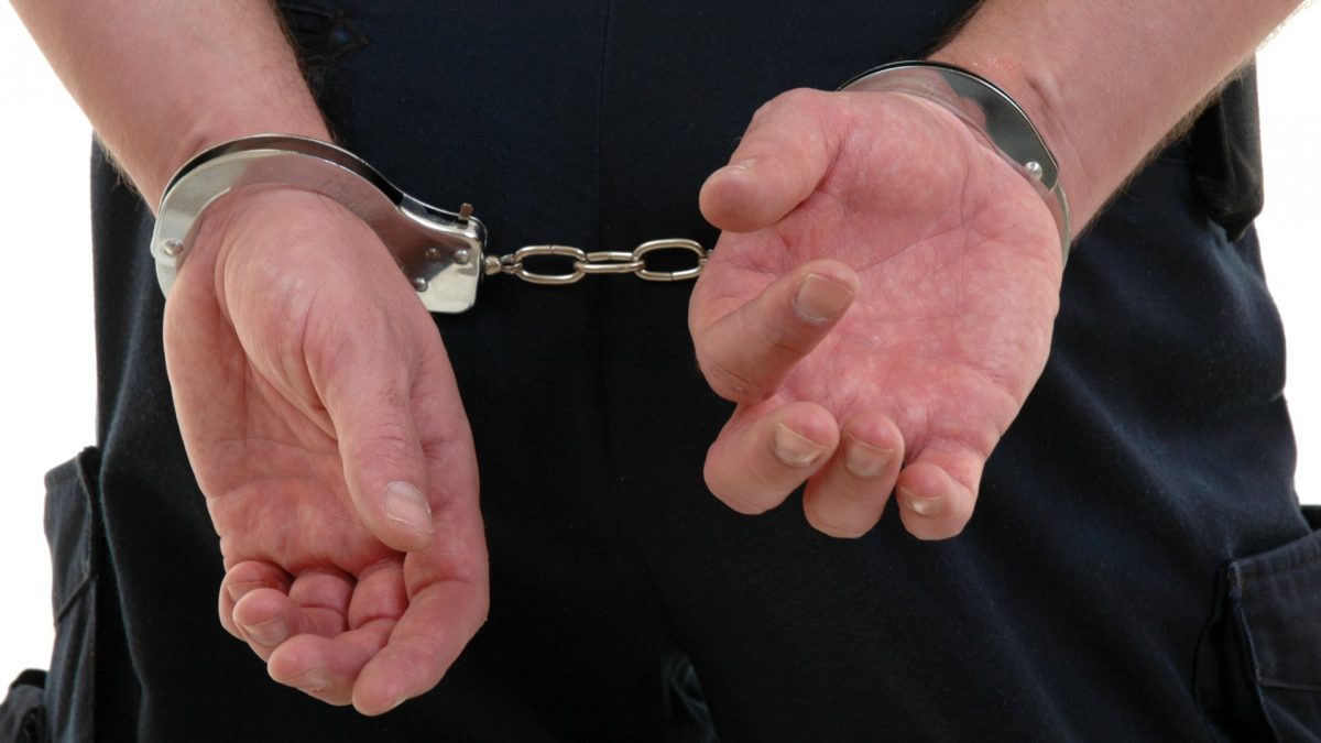 Un bărbat cu cătușe a evadat din secția de poliție din București