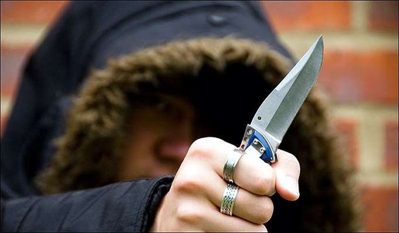 Un tânăr a intrat cu un cuţit în Judecătoria Iaşi. Jandarmii au descoperit arma albă la controlul de securitate