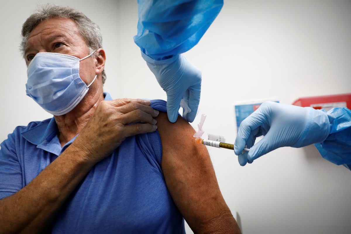 Un bărbat s-a vaccinat de 90 de ori împotriva COVID-19! Vindea certificatele verzi