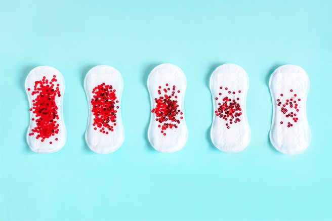 Cheaguri de sânge la menstruație. Care sunt cauzele acestora și când devin periculoase?
