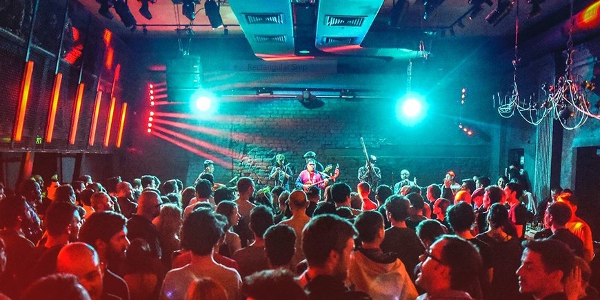 Concert cu final nefericit în București! Zeci de tineri au avut nevoie de îngrijiri medicale, după ce o persoană a pulverizat în interior o substanţă iritantă