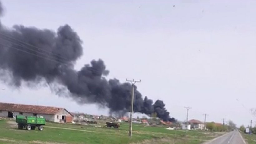 Doi km de tevi din plastic au ars. Incendiul a fost provocat de un copil de 11 ani din Arad