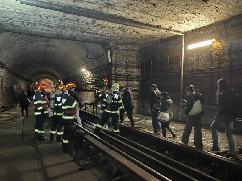 Defecțiune pe Magistrala 4 din București. Călătorii au fost evacuați prin tunel