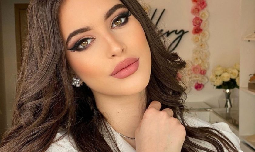 Eva Zaharescu s-a afișat în ipostaze provocatoare. Ce spune Andreea Berecleanu despre fotografiile îndrăznețe ale fiicei sale