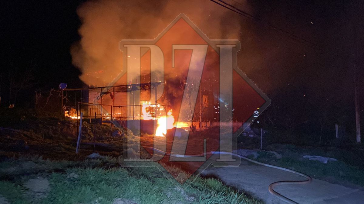 Incendiu de proporții în comuna Holboca, județul Iași. Flăcările au cuprins o casă și acoperișul unei școli din Cristești- EXCLUSIV, FOTO, VIDEO, UPDATE