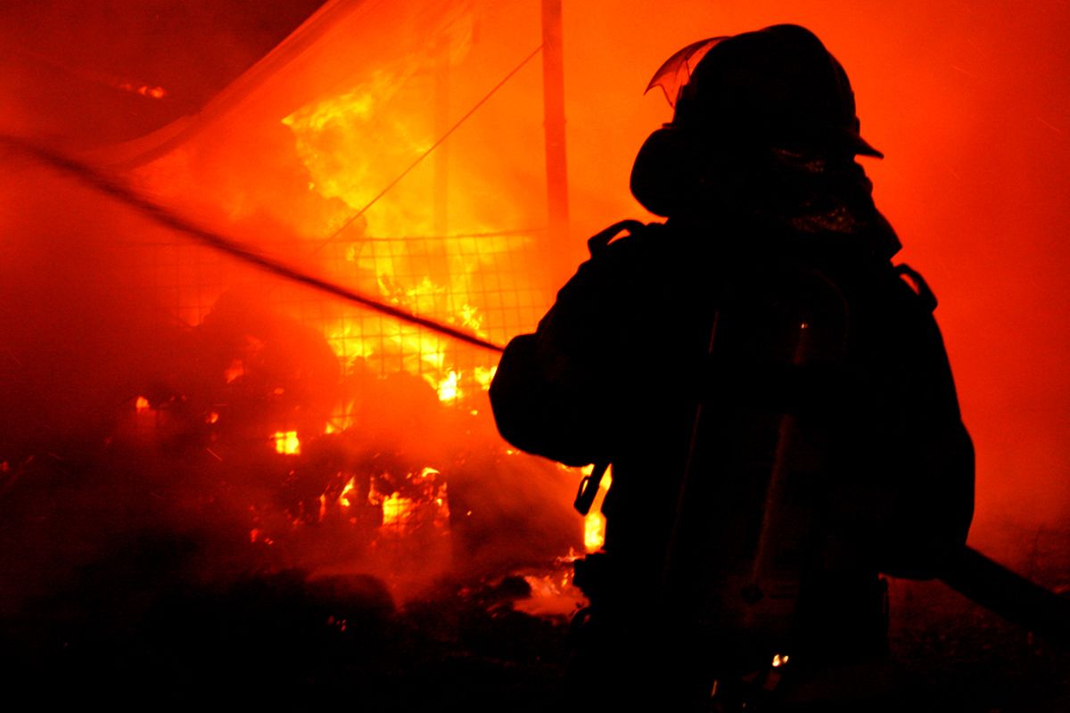 Incendiu la Spitalul de Psihiatrie din Roman. O baracă din curtea unității a luat foc