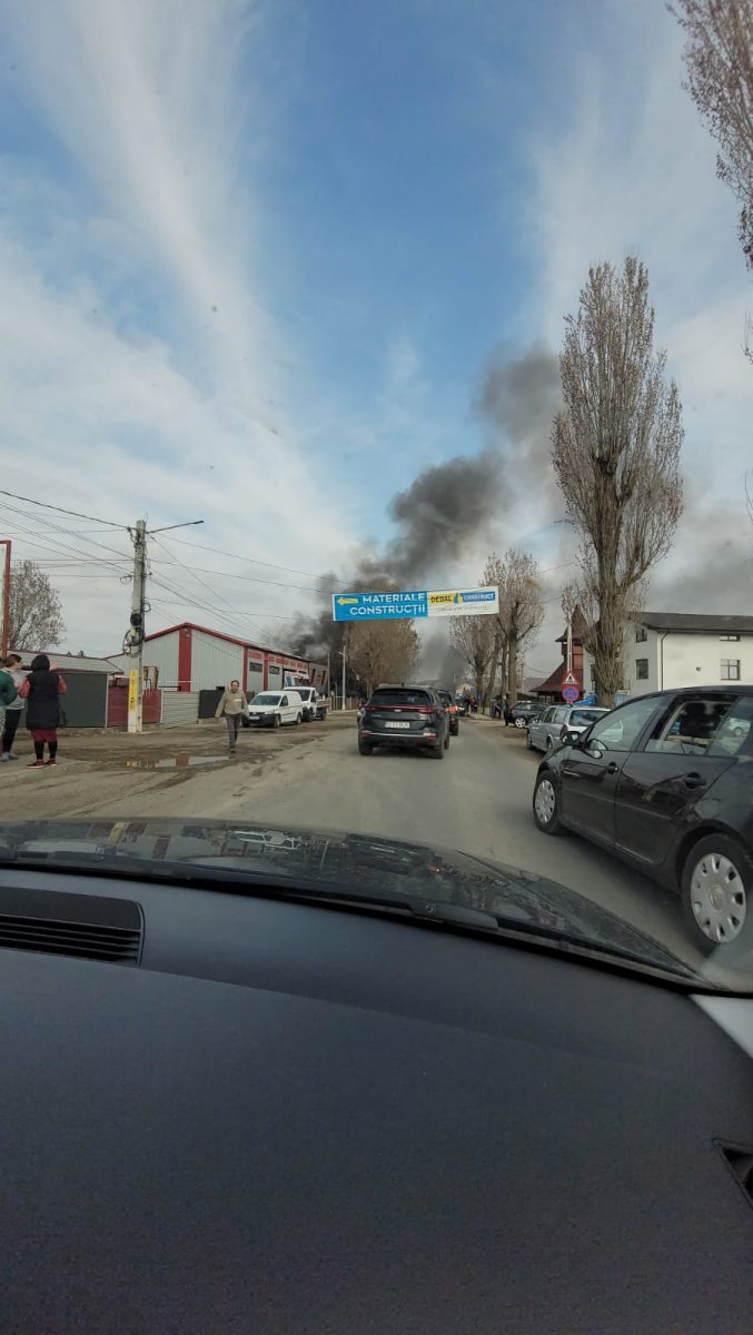 Încă un incediu puternic în Miroslava! Arde o hală de vopseluri- EXCLUSIV
