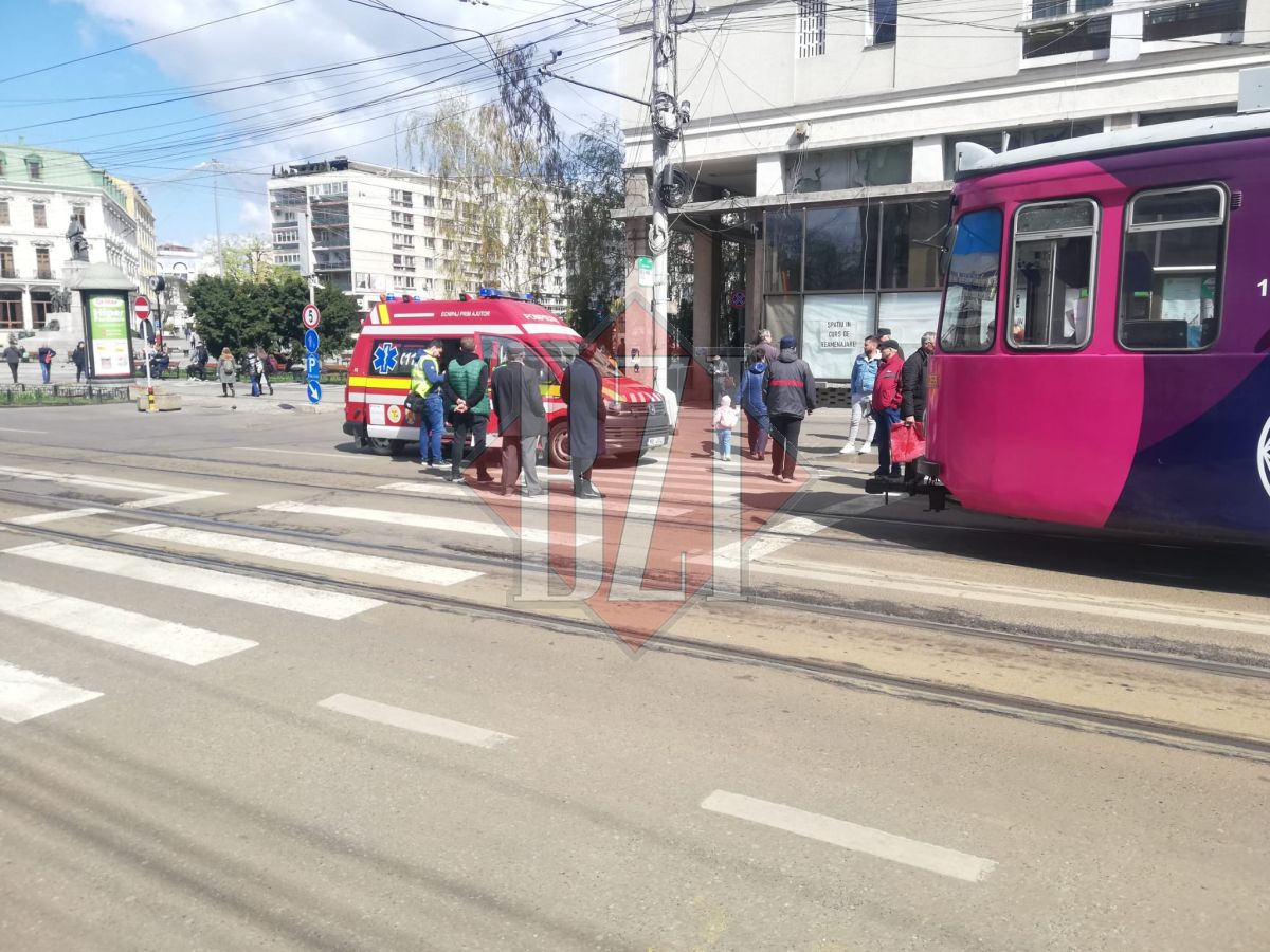 Incident în Piaţa Unirii. O femeie a căzut pe scările unui tramvai CTP Iași – EXCLUSIV, FOTO, VIDEO