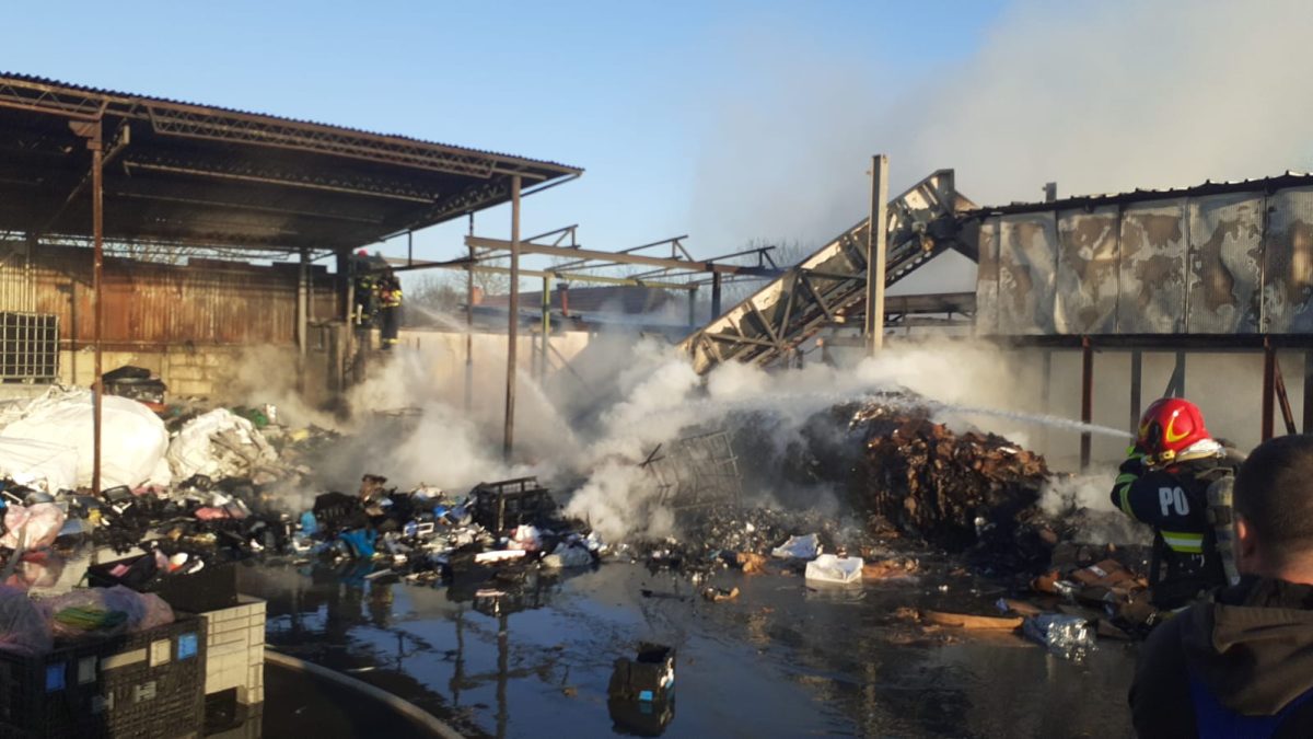 Incendiu la un depozit de reciclare pentru hârtie și plastic din Timiș – FOTO