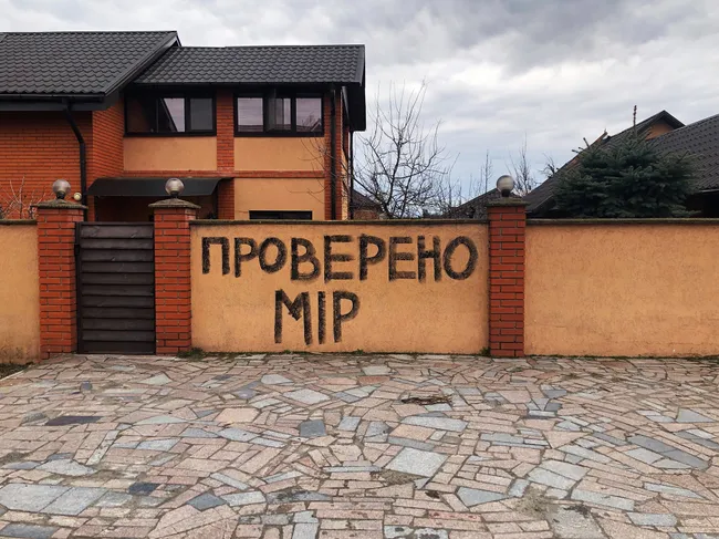 Rușii au ocupat un sat din apropierea Kievului și au scris pe gardurile unor case mesajul: „Pașnic. Verificat”