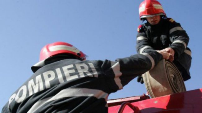 Un acoperiș al unui bloc din Cristești a luat foc. Pompierii s-au deplasat la fața locului – EXCLUSIV