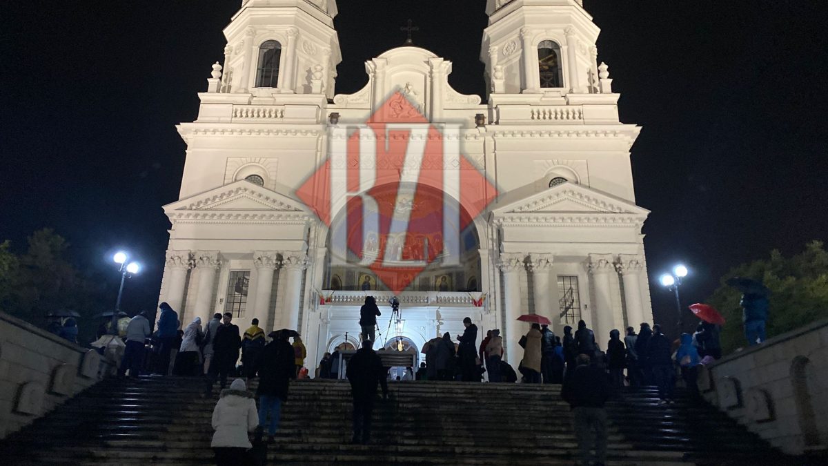 Hristos a Înviat! Sute de credincioși participă la slujba oficiată de Mitropolia Moldovei și Bucovinei – FOTO/VIDEO – LIVE