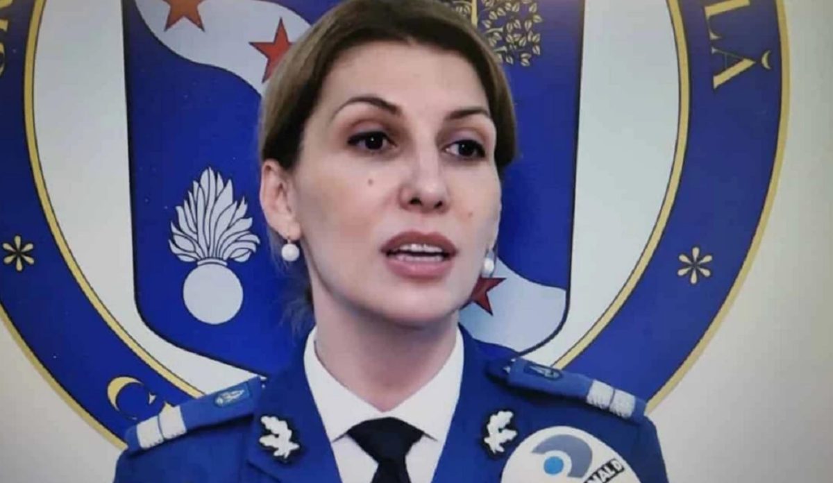 Purtătoarea de cuvânt a Jandarmeriei s-a pozat în ipostaze jenante, în cadă. Cum au reacționat șefii ei