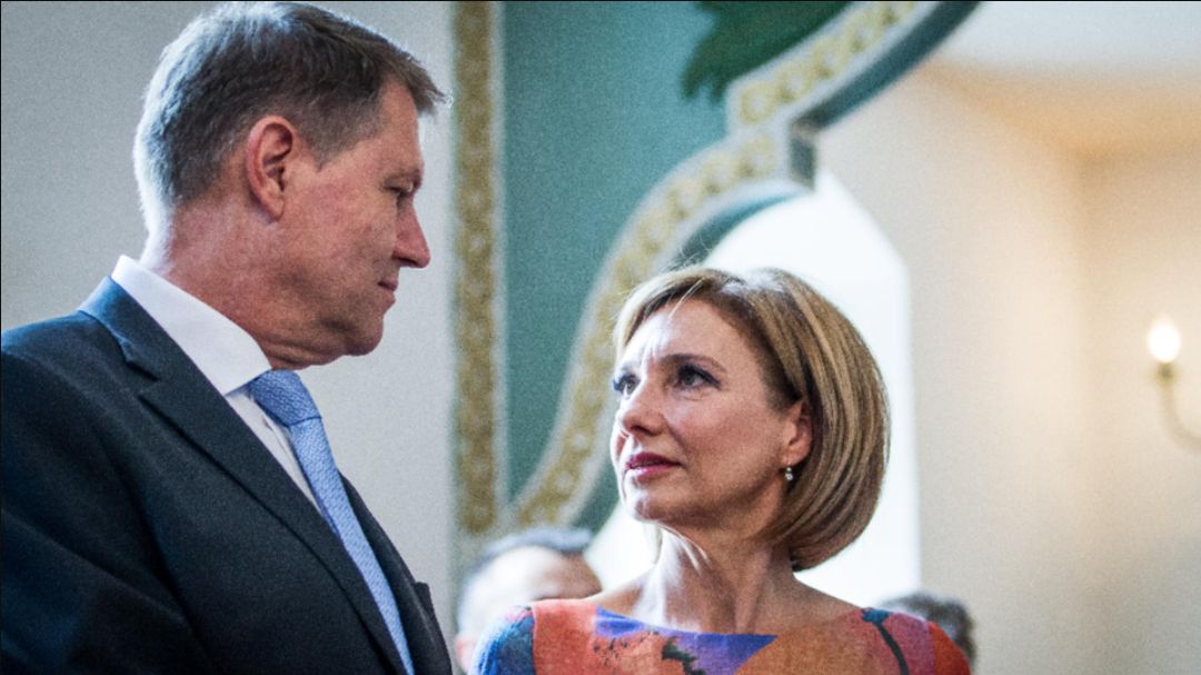 Klaus Iohannis şi soţia sa, Carmen, au participat la slujba de Înviere la Sibiu. Cum și-a făcut apariția Prima Doamnă