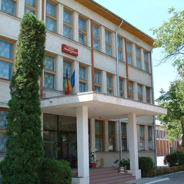 Anchetă la Liceul Teoretic „Alexandru Ioan Cuza” din Iaşi. Un elev a fost transportat de urgenţă la spital