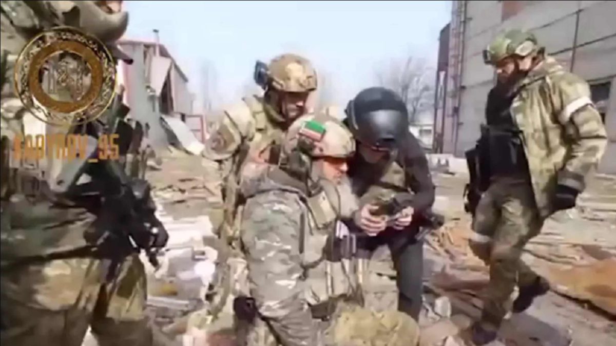 VIDEO | Noi imagini cu atacuri ale luptătorilor ceceni în Mariupol, publicate de Ramzan Kadîrov. „I-au eliminat fără să stea pe gânduri”