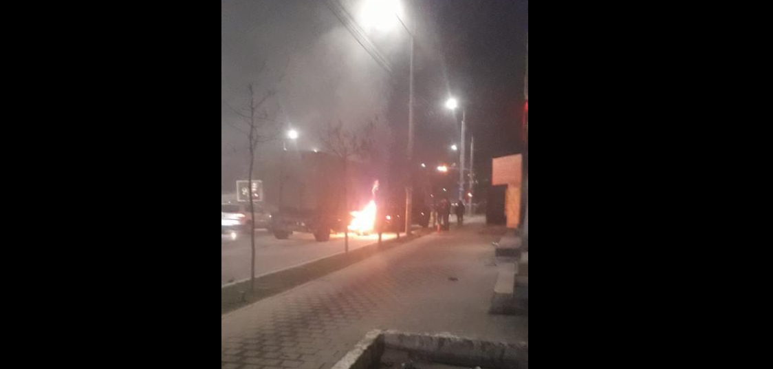 Bubuitură puternică în municipiul Iaşi. Un vehicul a fost cuprins de flăcări, în Nicolina