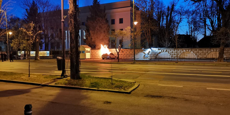 Un bărbat a intrat cu mașina în Ambasada Rusiei din Capitală. În urma incidentului, șoferul a murit carbonizat – FOTO