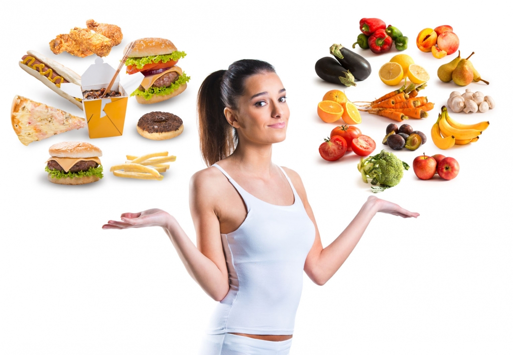 femeie care prezinta alimente sanatoase si alimente care cresc nivelul de colesterol