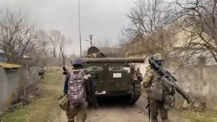 Militarii ucraineni, primiți cu urale, lacrimi și mâncare într-un sat eliberat din Cernihiv – VIDEO