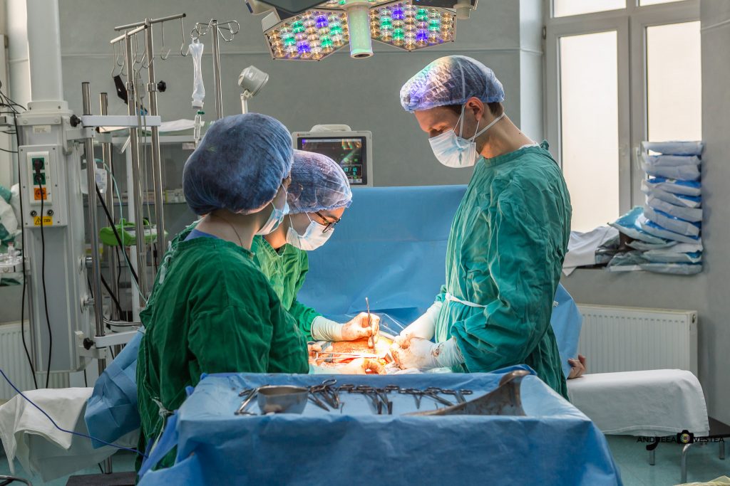 medici în timpul unei operații de cezariană