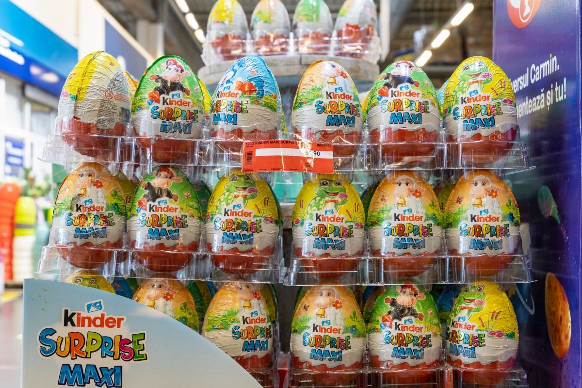 Alertă alimentară: Zeci de produse Kinder, suspectate de contaminare cu Salmonella, retrase din rafturile magazinelor Auchan