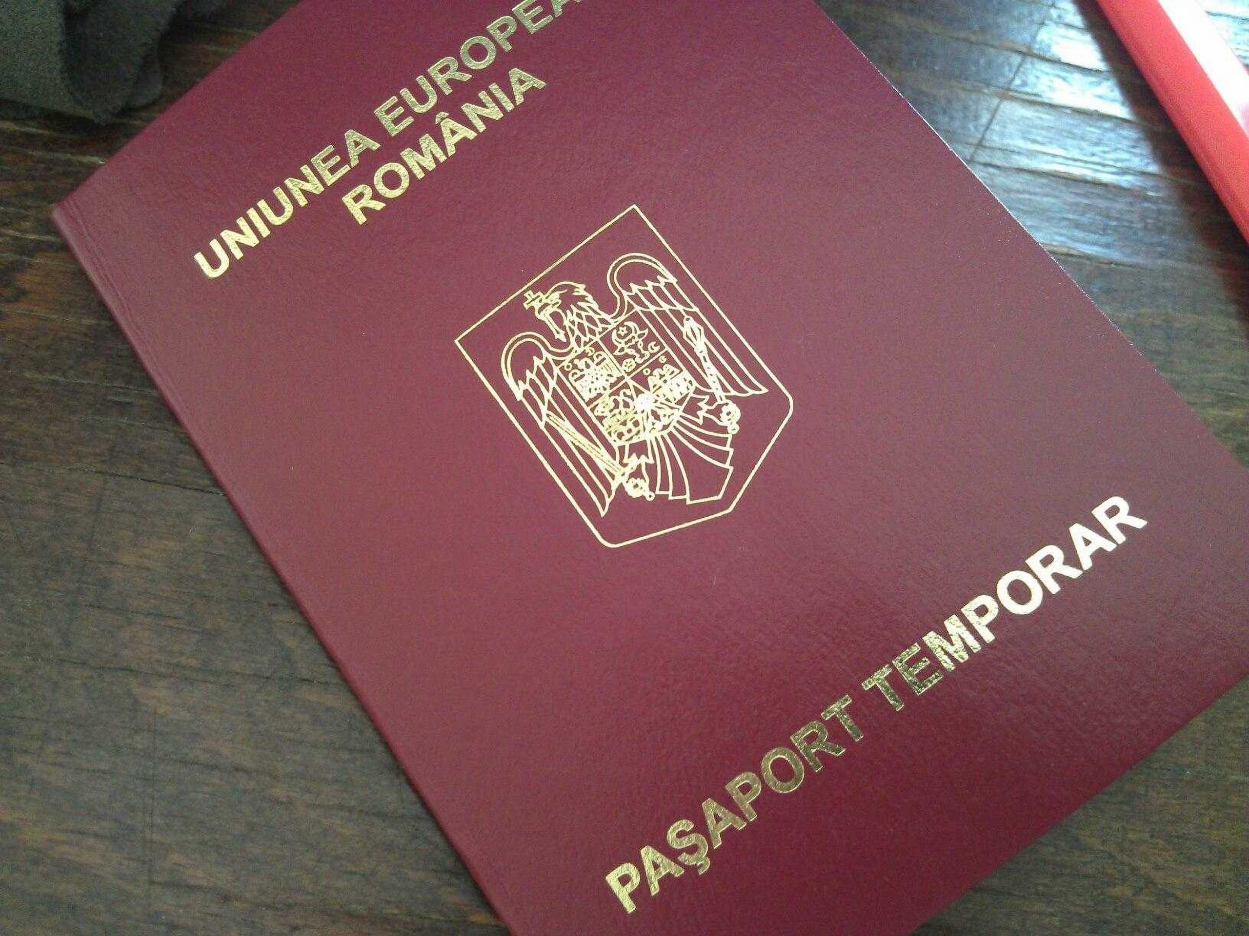 un pașaport de culoare grena