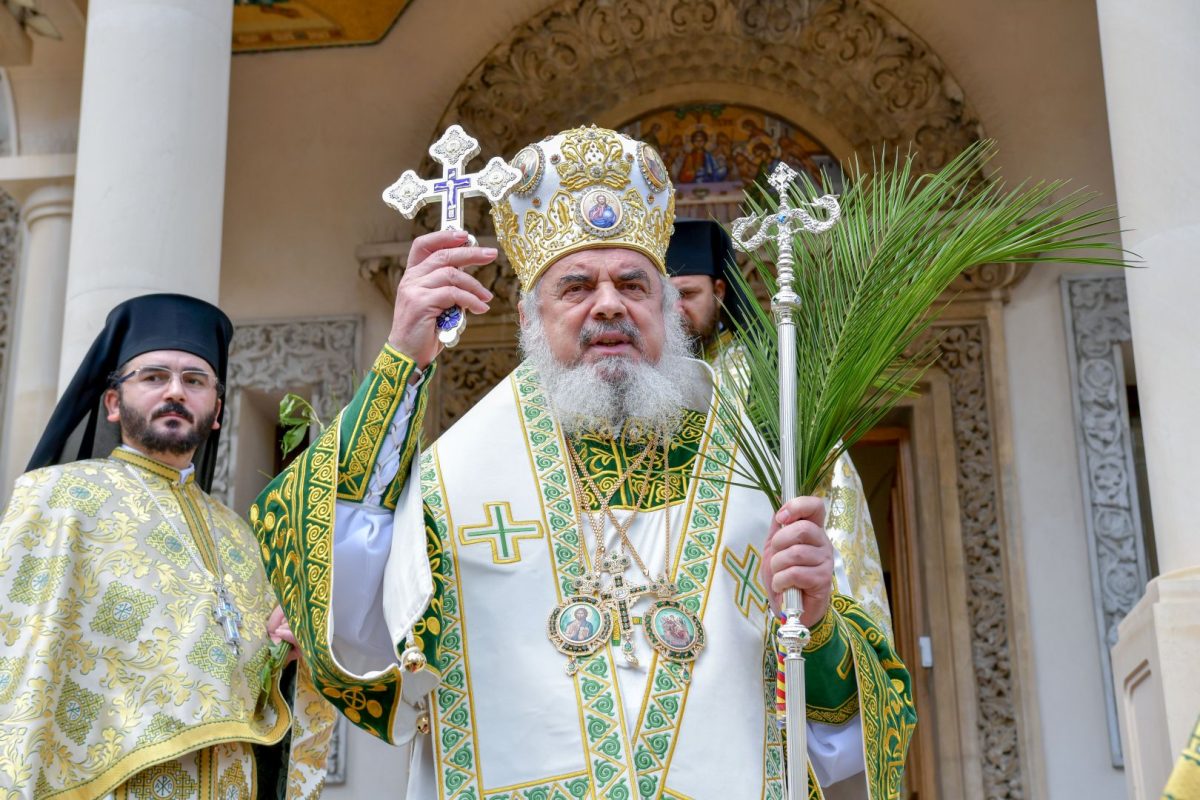 Patriarhul Daniel, în Duminica Floriilor: „Opera de lucrare a sfinţeniei nu se opune operei sociale a ajutorării săracilor”