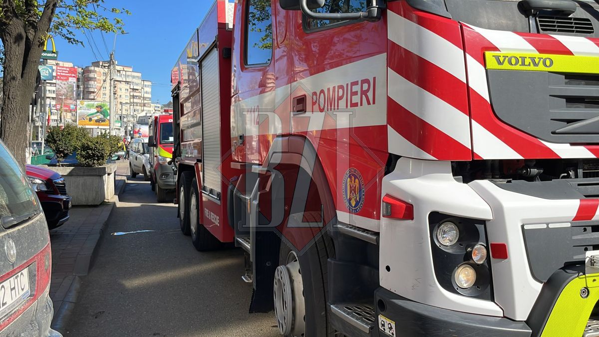 Fum pe casa scării la un imobil de pe strada Silvestru. Pompierii au intervenit în forţă – EXCLUSIV, FOTO, UPDATE, VIDEO