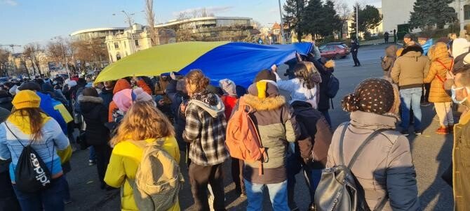 Sute de persoane protestează în fața Ambasadei Federației Ruse