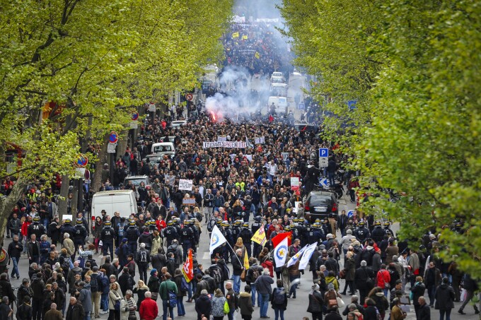 Proteste violente în Franța, după victoria lui Emmanuel Macron. Două persoane au fost împușcate mortal, iar o altă rănită