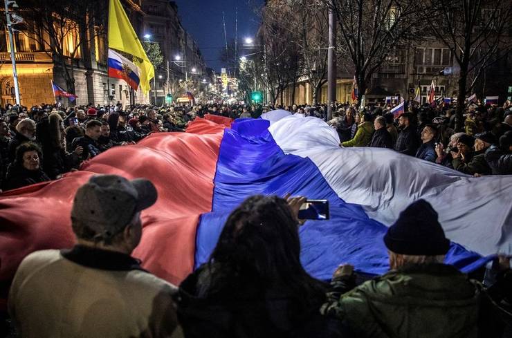 Proteste la Belgrad anti-NATO. Mii de persoane, cu poze cu Vladimir Putin în mâini, au scandat împotriva măsurilor Guvernului Serbiei – FOTO